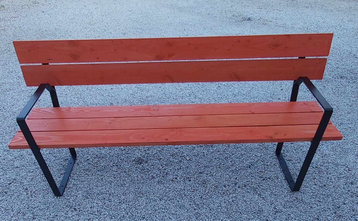 Banc en bois et métal  Banc en bois avec lasure orange et ça base en métal ainsi que ces accoudoir peint noir