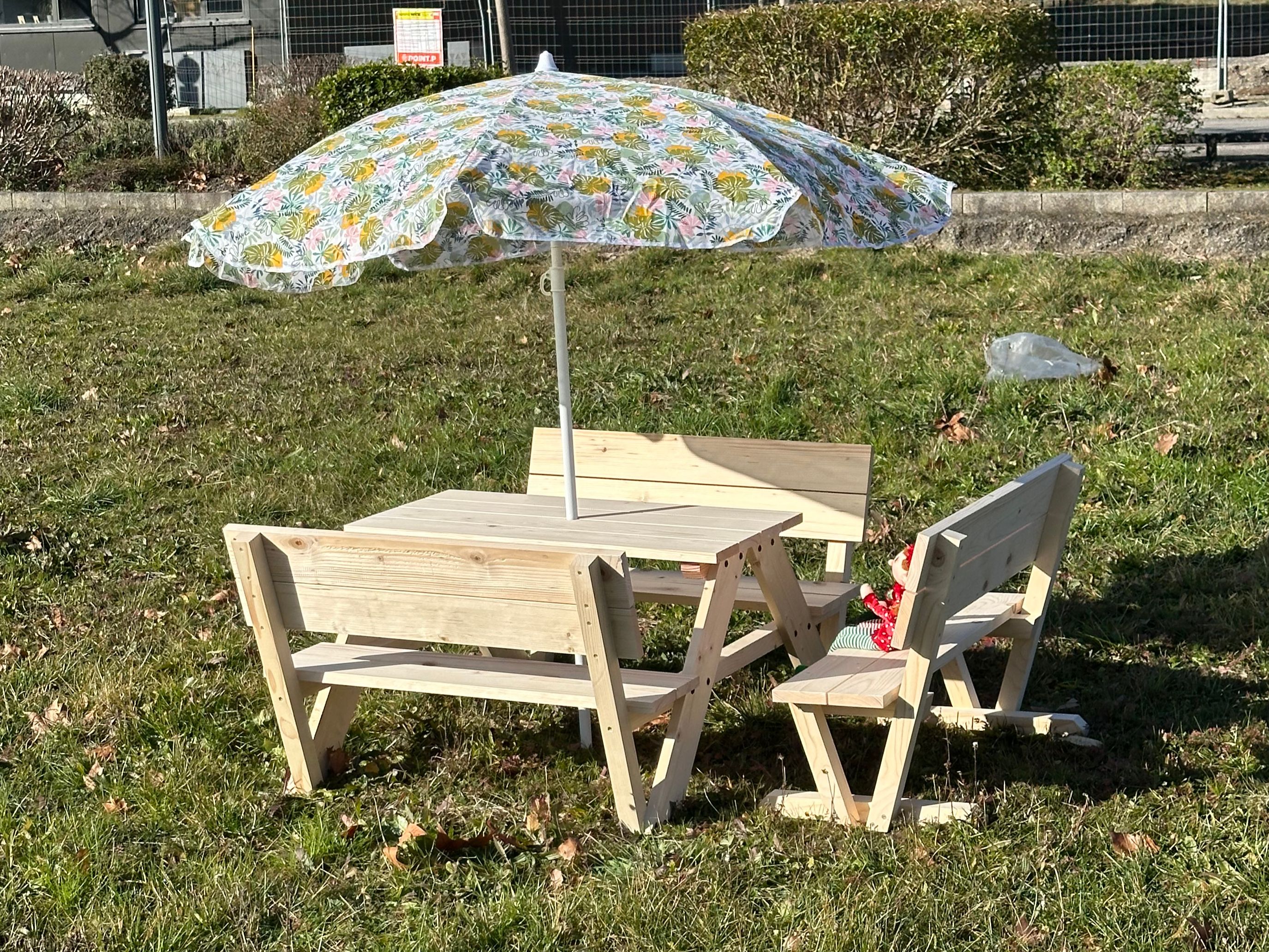 Mobilier enfant  Table pique-nique en bois et sont parasol pour enfant avec le banc en bois pour enfant